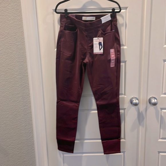NWT Women's Signature Levi Strauss Jeans Burgundy Totally Shaping 10L 30W x 32L - Picture 4 of 11